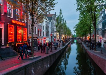 Red Light District เขตย่านใจกลางเมืองที่นักท่องเที่ยวนิยมในการมาเดินเที่ยวชมเมือง มีพระราชวังหลวงเดิมตั้งอยู่ใจกลางจัตุรัส และถนนแห่งความบันเทิงหลากหลายรูปแบบ กลางกรุงอัมสเตอร์ดัม