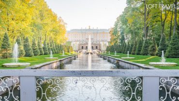 พระราชวังฤดูร้อนเปโตรควาเรสต์ หรือปีเตอร์ฮอฟ (Peterhof Palace) ที่ตั้งอยู่บนชายฝั่งฟินแลนด์ สร้างในสมัยของพระเจ้าปีเตอร์มหาราชมีชื่อเสียงในด้านความงดงามของสถาปัตยกรรมและสวนน้ำพุที่ยิ่งใหญ่ St. Petersburg, Russia