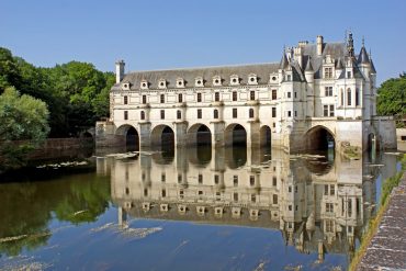 ชาโต้เชอนงโซ Château de Chenonceau สร้างบนฝั่งแม่น้ำแชร์ และสร้างมาก่อนหน้าที่จะมีหลักฐานทางเอกสาร เมื่อคริสต์ศตวรรษที่ 11 ออก แบบโดยฟิลแบรต์ เดอลอร์ม สถาปนิกเรอเนซองส์ตระกูลเมเนียร์ Menier ลักษณะของสถาปัตยกรรมของเชอนงโซ เป็นแบบผสมระหว่างสถาปัตยกรรมโกธิค และสถาปัตยกรรมเรอเนซองส์ตอนต้น