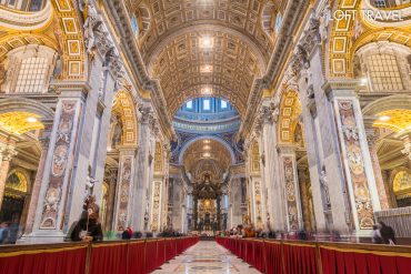 นครรัฐวาติกัน ซึ่งเป็นรัฐอิสระและศูนย์กลางของศาสนาคริสต์นิกายโรมันคาทอลิก ตื่นตาตื่นใจกับความอลังการของมหาวิหารเซนต์ปีเตอร์ ที่ได้รับการตกแต่งอย่างโอ่อ่าหรูหรา Vatican, Rome