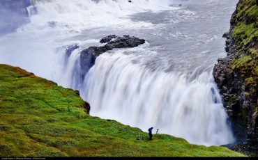 น้ำตกกูลล์ฟอสส์ (Gullfoss) หรือไนแองการ่าแห่งไอซ์แลนด์ ถือเป็นน้ำตกที่มีชื่อเสียงแห่งหนึ่งของประเทศและยังจัดว่าเป็น 1 ใน 3 ที่ไอซ์แลนด์จัดให้อยู่ในเส้นทาง “วงกลมทองคำ” ที่เมื่อผู้มาเยือนไอซ์แลนด์ต้องมาท่องเที่ยว ชื่อน้ำตกแห่ง Gullfoss มาจากคำว่า Gull ที่แปลว่า ทองคำ และ Foss ที่แปลว่า น้ำตก เมื่อรวมกันหมายถึง น้ำตกทองคำ ถือเป็นหนึ่งในความมหัศจรรย์ทางธรรมชาติระดับโลกที่เกิดจากการละลายของธารน้ำแข็งและลดระดับลงในโตรกเขาเบื้องล่างที่ความสูงกว่า 30 เมตร Gullfoss waterfall in Iceland picture by Moyan Brenn on Flickr
