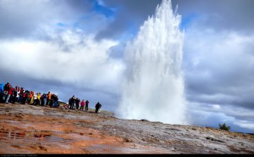 น้ำพุร้อนธรรมชาติ (Geysir) น้ำพุร้อน หรือ เกย์ซีร์ ซึ่งเป็นที่มาของคำว่า กีย์เซอร์ geyser ที่ใช้กันทั่วโลก น้ำพุร้อนที่นี่พวยพุ่งขึ้นสูงกว่า 180 ฟุต ทุกๆ 7–10 นาที ไอซ์แลนด์เหมือนพระเจ้าบรรจงสร้างขึ้นมาอย่างประณีต พลังงานที่อยู่ใต้หินเปลือกโลก ขับเคลื่อนออกมาเป็นน้ำพุร้อน ช่วยให้อากาศอบอุ่นเย็นสบาย และรัฐบาลได้แปลงความร้อนให้เป็นพลังงานไฟฟ้าส่งใช้ทั่วประเทศ Iceland, final part of eruption of Strokkur geysir picture by Moyan Brenn on Flickr