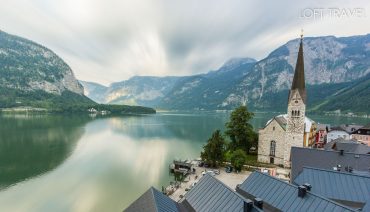 ฮัลสตัท (Hallstatt) หมู่บ้านมรดกโลกแสนสวย อายุกว่า 4,500 ปี เดินเที่ยวชมเมืองที่ตั้งอยู่ริมทะเลสาบ โอบล้อมด้วยขุนเขาและป่าสีเขียวขจีสวย งามราวกับภาพวาด กล่าวกันว่าเป็นเมืองที่โรแมนติกที่สุดใน Salzkammergut เขตที่อยู่บนอัพเพอร์ออสเตรีย และมีทะเลสาบสวยถึง 76 แห่ง ออสเตรียให้ฉายาเมืองนี้ว่าเป็นไข่มุกแห่งออสเตรียและเป็นพื้นที่มรดกโลก UNESCO Cultural -Historical Heritage