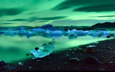ภูมิประเทศเฉพาะตัวของไอซ์แลนด์อีกอย่างหนึ่งคือ ธารน้ำแข็ง (Glacier) ที่ปกคลุมพื้นที่กว่า 11,800 ตารางกิโลเมตร หรือประมาณ 11.5% ของพื้นที่ทั้งหมด และมีธารน้ำแข็งที่ใหญ่ที่สุดในยุโรปด้วย iceland glacier picture by Moyan Brenn on Flickr