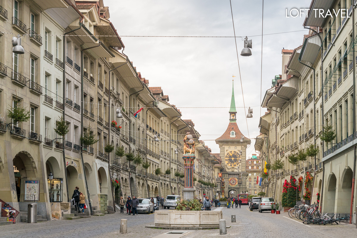 หอนาฬิกา (Zytglogge) เมืองเบิร์น ที่มีหน้าปัดขนาดใหญ่ มีลักษณะเป็นประตูโบราณตั้งคร่อมอยู่ครึ่งถนน Bern, Switzerland