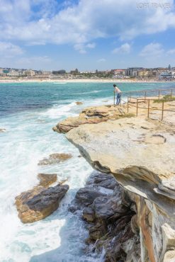หาดบอนได บอนไดบีช (Bondi Beach) ชายหาดโค้ง รูปพระจันทร์เสี้ยว ทางตอนใต้ของซิดนีย์ ประเทศออสเตรเลีย ที่นัดพบของบรรดาหนุ่มสาวที่จะมาเล่นน้ำ อาบแดด เล่นกระดานโต้คลื่น