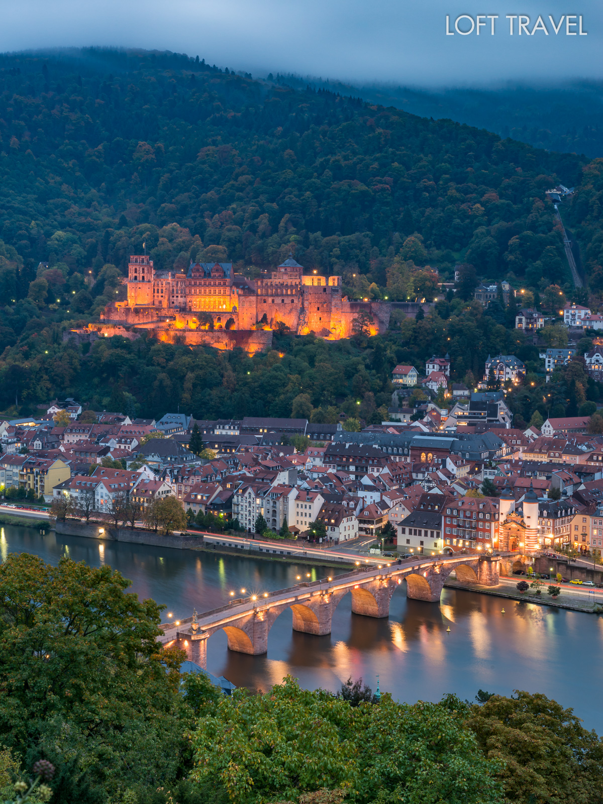 ปราสาทไฮเดลเบิร์ก (Heidelberg Castle) ที่สร้างขึ้นอยู่บนเชิงเขาเหนือแม่ น้ำเน็กคาร์ ซึ่งสามารถมองเห็นวิวทิวทัศน์ของเมืองได้โดยรอบ โดยตัวปราสาทสร้างด้วยหินทรายสีแดงซึ่งมีอายุกว่า 900 ปี ภายในมีถังเก็บไวน์ที่ใหญ่ที่สุดในโลก