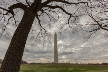อนุสาวรีย์วอชิงตัน (Washington Monument) เป็นแท่งเสาหินอ่อนสูง 555 ฟุต ซึ่งจะเห็นได้แต่ไกล แลนด์มาร์กที่ได้รับการบันทึกภาพมากที่สุดของดีซี