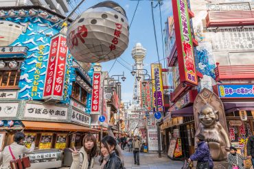 หอคอย Tsutenkaku ชินเซไค โอซาก้า ประเทศญี่ปุ่น
