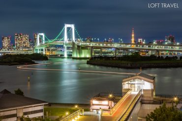 “สะพานเรนโบว์” ที่พาดผ่านจากโอไดบะ สู่เมืองโตเกียว โดยมี “หอคอยโตเกียว” สัญลักษณ์ของเมืองตั้งตระหง่านอยู่ รวมทั้ง “เทพีสันติภาพ”