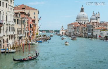 ล่องเรือกอนโดล่า เพื่อชมมนต์เสน่ห์แห่งนครเวนิส ลำคลองน้อยใหญ่สลับด้วยบ้านเรือนที่มีเอกลักษณ์เฉพาะตัวแกรนด์คาแนล คลองที่กว้างที่สุดของเกาะเวนิส ประเทศอิตาลี Grand Canal, Venice, Italy