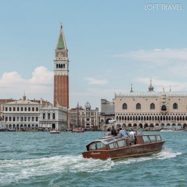 จตุรัสซานมาร์โค โบสถ์นักบุญเซนต์มาร์ค, หอระฆัง, เสาแห่งนักบุญ เกาะเวนิส ประเทศอิตาลี San Marco, Venice, Italy