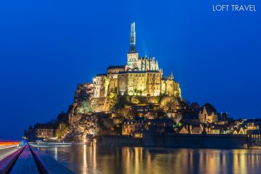 มงต์แซงต์มิเชล (Mont Saint-Michel) ที่ตั้งของศาสนสถานที่ยิ่งใหญ่ที่สุดแห่งหนึ่งในยุโรปเทียบได้กับมหาวิหารเซนต์ปีเตอร์แห่งกรุงโรม อยู่บนเกาะในเขตแคว้นนอร์มังดี สถานที่แห่งนี้ได้รับการประกาศจากองค์การยูเนสโกให้เป็นหนึ่งในมรดกโลก เมื่อปี ค.ศ.1979 และเป็นสถานที่ท่องเที่ยวยอดนิยมติดอันดับ 3 ของฝรั่งเศสรองลงมาจากหอไอเฟลและพระราชวังแวร์ซายน์ มงต์แซงต์-มิเชล สร้างมาหลายยุคหลายสมัยเปลี่ยนแปลงรูปแบบ ตลอดการสร้างจนปี ค.ศ.966 นักบวชนิกายเบเนดิกตีนจากวิหารแซ็ง-ว็องดรีย์ได้สร้างโบสถ์และอาคารขึ้นใหม่เป็นอารามขนาดใหญ่ ตัววิหารตั้งอยู่บนฐานหินแกรนิตขนาดใหญ่สูงจากระดับน้ำทะเล 75 เมตร จากนั้นมีการสร้างต่อเติมหลายยุคหลายสมัย เมื่อครั้งที่แคว้นนอร์มังดีเจริญรุ่งเรือง