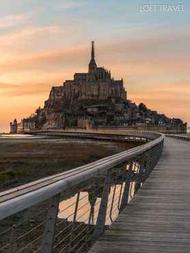 มงต์แซงต์มิเชล (Mont Saint-Michel) ที่ตั้งของศาสนสถานที่ยิ่งใหญ่ที่สุดแห่งหนึ่งในยุโรปเทียบได้กับมหาวิหารเซนต์ปีเตอร์แห่งกรุงโรม อยู่บนเกาะในเขตแคว้นนอร์มังดี สถานที่แห่งนี้ได้รับการประกาศจากองค์การยูเนสโกให้เป็นหนึ่งในมรดกโลก เมื่อปี ค.ศ.1979 และเป็นสถานที่ท่องเที่ยวยอดนิยมติดอันดับ 3 ของฝรั่งเศสรองลงมาจากหอไอเฟลและพระราชวังแวร์ซายน์ มงต์แซงต์-มิเชล สร้างมาหลายยุคหลายสมัยเปลี่ยนแปลงรูปแบบ ตลอดการสร้างจนปี ค.ศ.966 นักบวชนิกายเบเนดิกตีนจากวิหารแซ็ง-ว็องดรีย์ได้สร้างโบสถ์และอาคารขึ้นใหม่เป็นอารามขนาดใหญ่ ตัววิหารตั้งอยู่บนฐานหินแกรนิตขนาดใหญ่สูงจากระดับน้ำทะเล 75 เมตร จากนั้นมีการสร้างต่อเติมหลายยุคหลายสมัย เมื่อครั้งที่แคว้นนอร์มังดีเจริญรุ่งเรือง