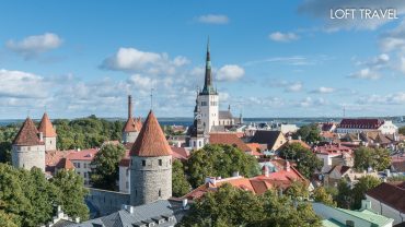 Tallinn, Estonia โอลด์ทาวน์ของเมืองทาลลินน์ ที่มีกำแพงเมืองและป้อมปราการในยุคกลางโอบล้อมชวนให้นึกไปถึงยุคอัศวิน