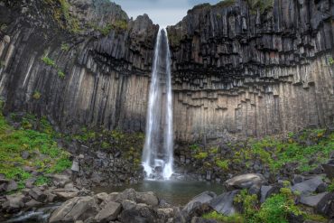 น้ำตกสวาร์ติฟอส (Svartifoss waterfall) หรือ น้ำตกดำ (Black Fall) อีกหนึ่งน้ำตกที่มีชื่อเสียงของอุทยานแห่งชาติสกาฟทาเฟล โดยน้ำตกถูกล้อมรอบด้วยแท่งหินลาวาสีดำตามชื่อเรียกของน้ำตก