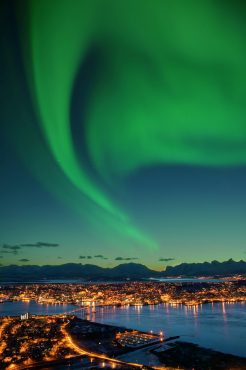 แสงออโรร่า แสงเหนือ ทรุมโซ นอร์เวย์ Northern Lights Aurora over Tromsø, Troms, Northern Norway