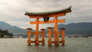 โทริอิสีแดงขนาดใหญ่ที่อยู่ กลางทะเล ศาลเจ้าอิสึคุชิมะ มิยาจิม่า ประเทศญี่ปุ่น Itsukushima Shrine he great Torii of Miyajima, Japan