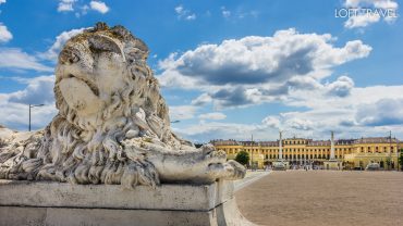 รูปปั้นสิงโต หน้า พระราชวังเชินบรุนน์ schonbrunn palace เวียนนา Vienna ประเทศออสเตรีย austria