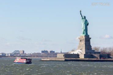 ลงเรือเฟอร์รี่ จากท่าเรือแบตเตอร์รี่ปาร์ค เข้าสู่ปากแม่น้ำฮัดสันมุ่งสู่เกาะเทพีเสรีภาพ Statue of Liberty, New York , USA นิวยอร์ค สหรัฐอเมริกา