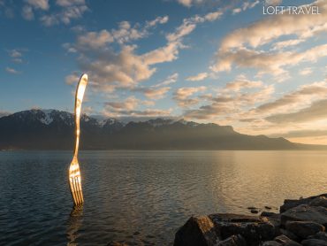ส้อมยักษ์ ริม ทะเลสาบเจนีวา เวเว่ย์ สวิตเซอร์แลนด์ สวิส Fork lake geneva Vevey switzerland swiss