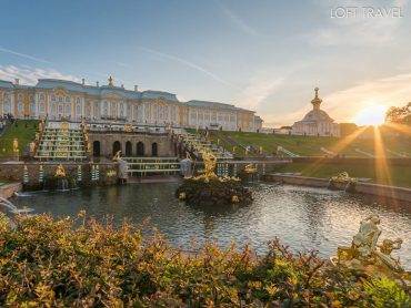 พระราชวังฤดูร้อนเปโตรควาเรสต์ หรือปีเตอร์ฮอฟ (Peterhof Palace) ที่ตั้งอยู่บนชายฝั่งฟินแลนด์ สร้างในสมัยของพระเจ้าปีเตอร์มหาราชมีชื่อเสียงในด้านความงดงามของสถาปัตยกรรมและสวนน้ำพุที่ยิ่งใหญ่ St. Petersburg, Russia รัสเซีย