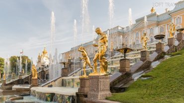 พระราชวังฤดูร้อนเปโตรควาเรสต์ หรือปีเตอร์ฮอฟ (Peterhof Palace) ที่ตั้งอยู่บนชายฝั่งฟินแลนด์ สร้างในสมัยของพระเจ้าปีเตอร์มหาราชมีชื่อเสียงในด้านความงดงามของสถาปัตยกรรมและสวนน้ำพุที่ยิ่งใหญ่ St. Petersburg, Russia รัสเซีย